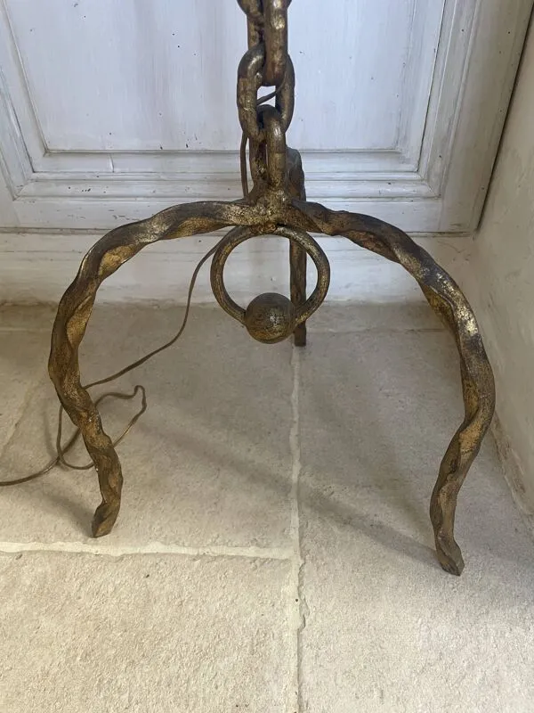 Illustration numéro 2 du produit Lampadaire brutaliste à maillons de chaîne