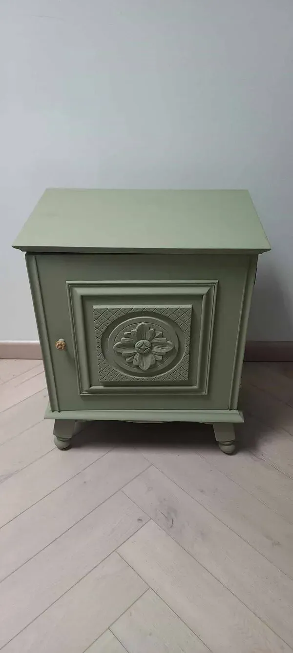 Illustration numéro 2 du produit Chevet avec sculptures florales