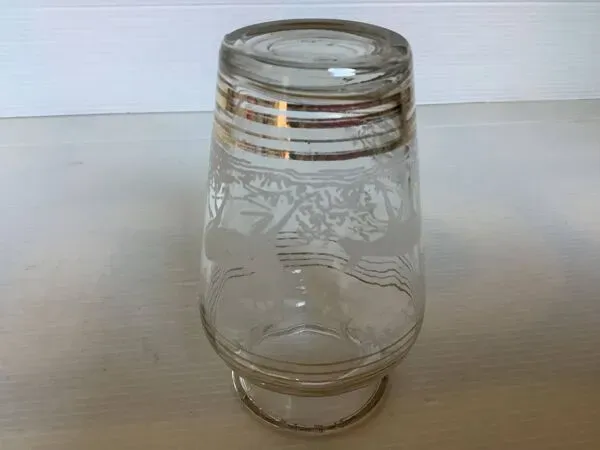 Illustration numéro 2 du produit Six anciens vases en verre moulé zoomorphe