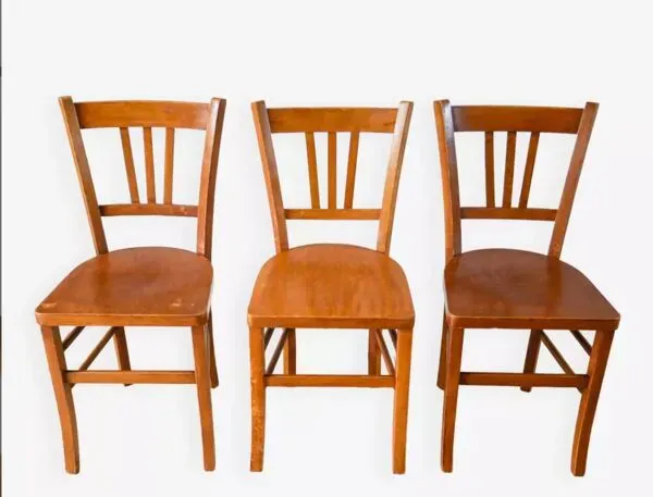 Illustration numéro 2 du produit Ensemble de 3 chaises bistrot en bois 1950