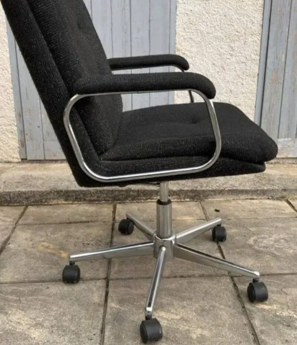 Illustration numéro 2 du produit Fauteuil pivotant en tissu noir chiné et chrome