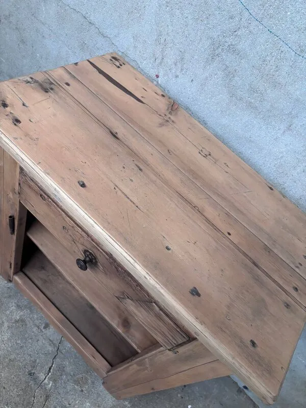 Illustration numéro 2 du produit Meuble de métier brutaliste