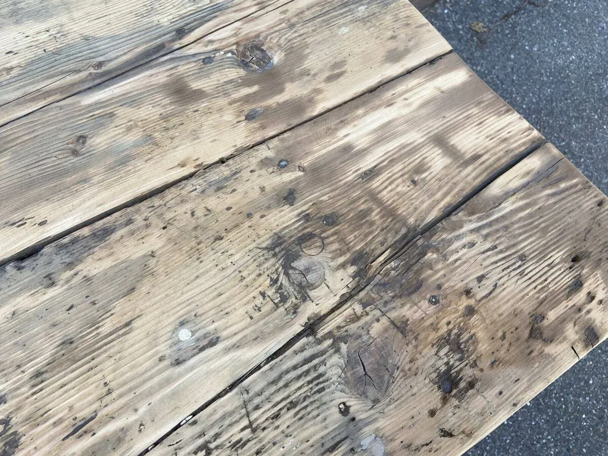 Illustration numéro 2 du produit Table industrielle primitive établi en bois naturel brut vintage bohême commerce magasin