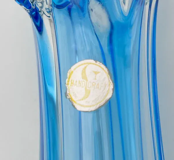 Illustration numéro 2 du produit Vase Swing Sculptural – Verre Étiré Bleu Azur – Artisanat Coréen 1970
