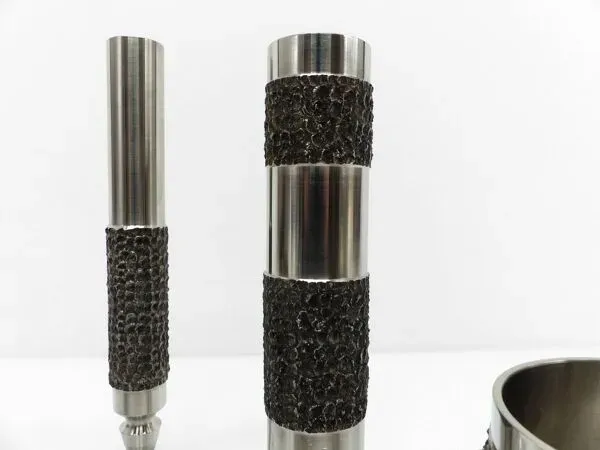 Illustration numéro 2 du produit Set de 5 vases et coupes brutalistes en acier 1970