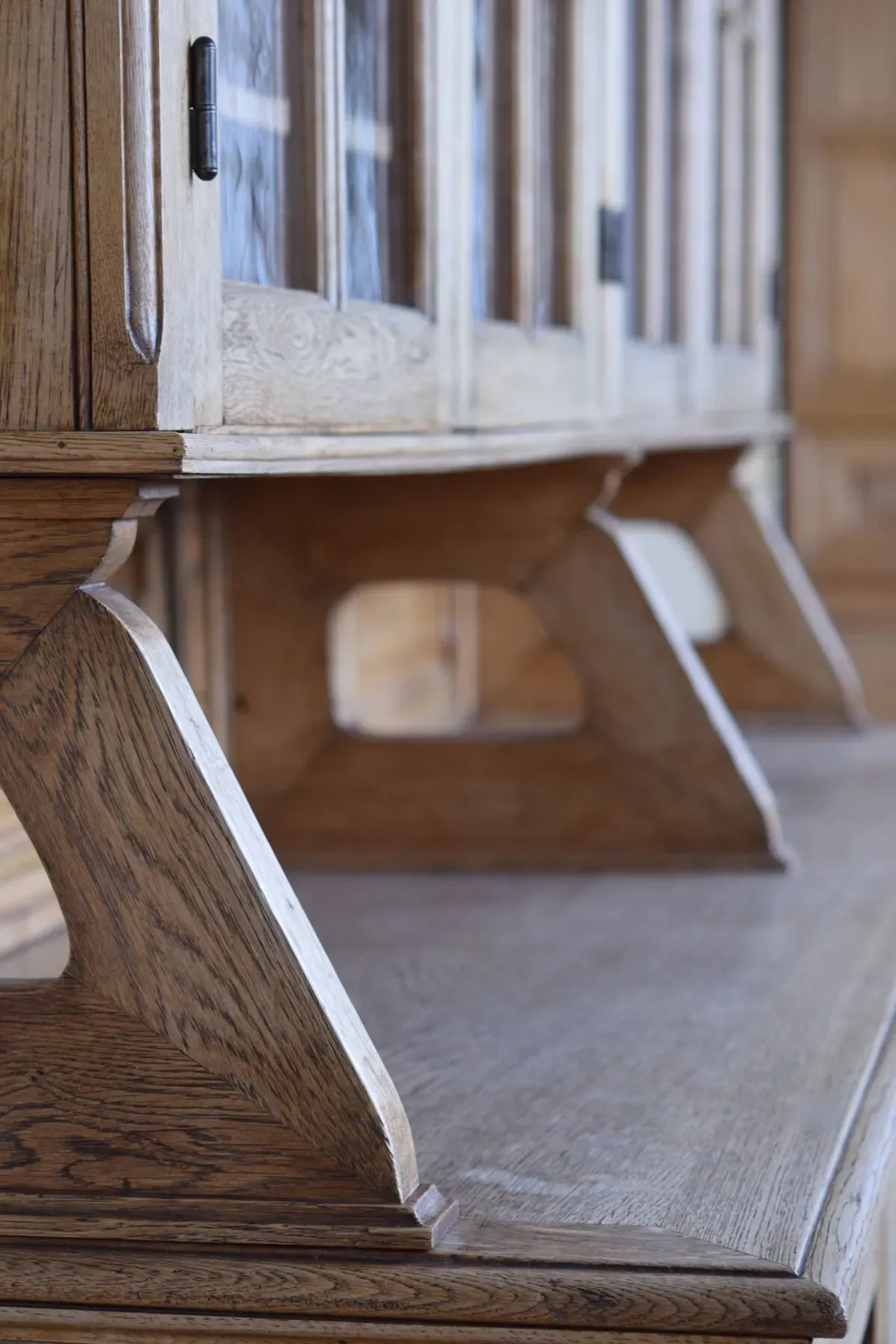 Illustration numéro 2 du produit Bibliothèque vitrée d'école de médecine en chêne massif 1950'