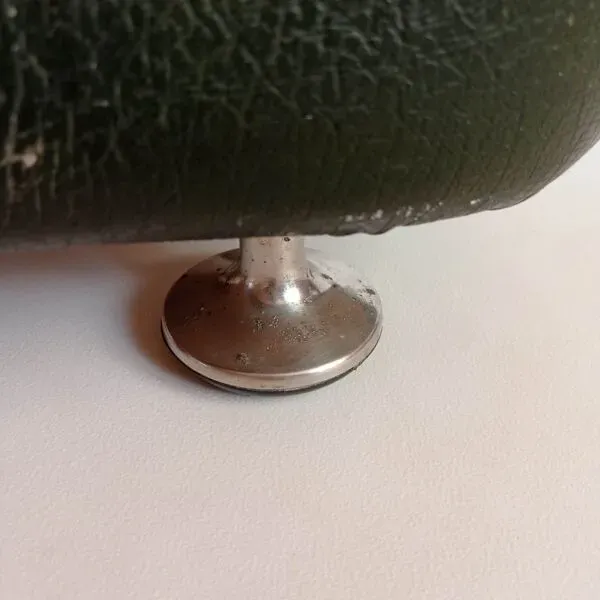 Illustration numéro 2 du produit Pouf avec rangements des années 70