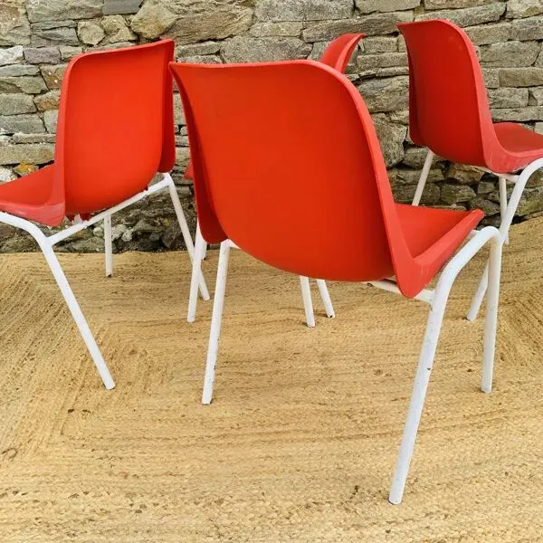 Illustration numéro 2 du produit Ensemble de 4 chaises rouges modèle europa