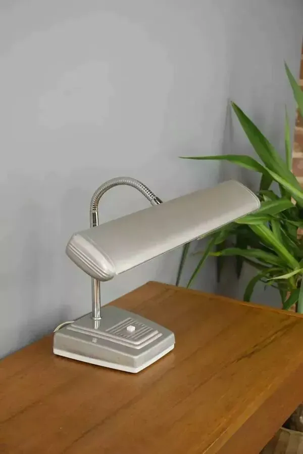 Illustration numéro 2 du produit Lampe de bureau articulée