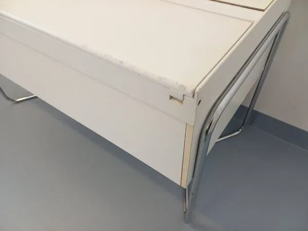 Illustration numéro 2 du produit Bureau vintage style Bauhaus en mélaminé et métal chromé des années 70