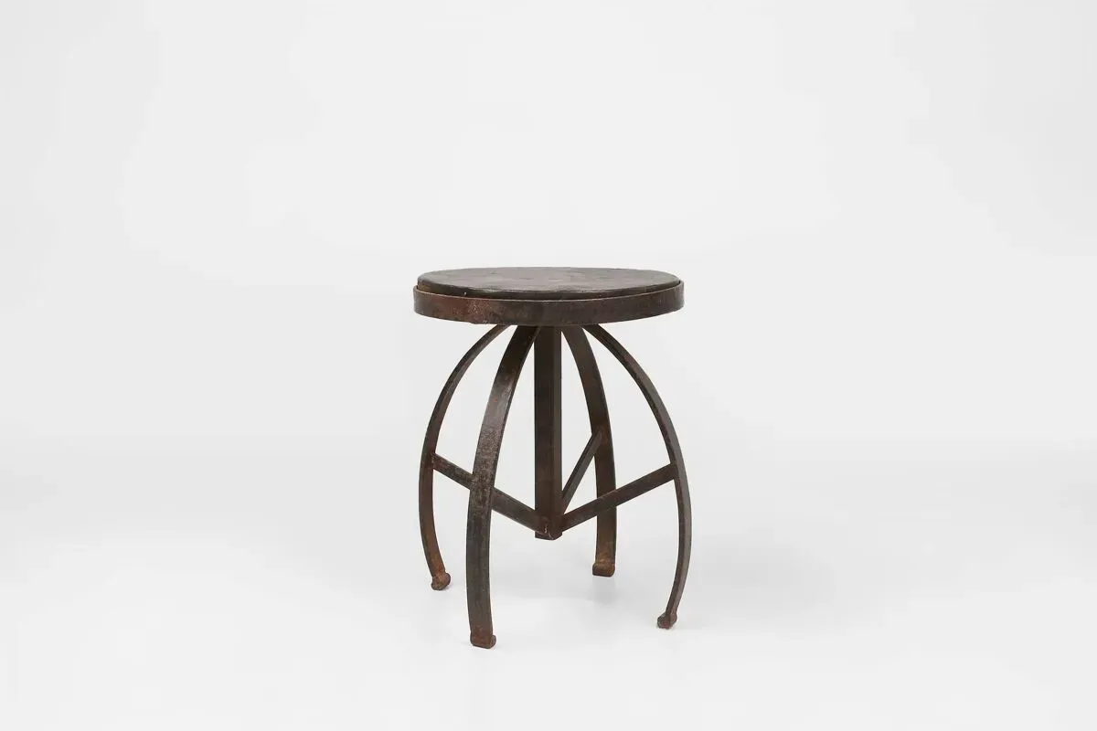 Illustration numéro 2 du produit Tabouret industriel en métal noir avec structure unique, France ca. 1920