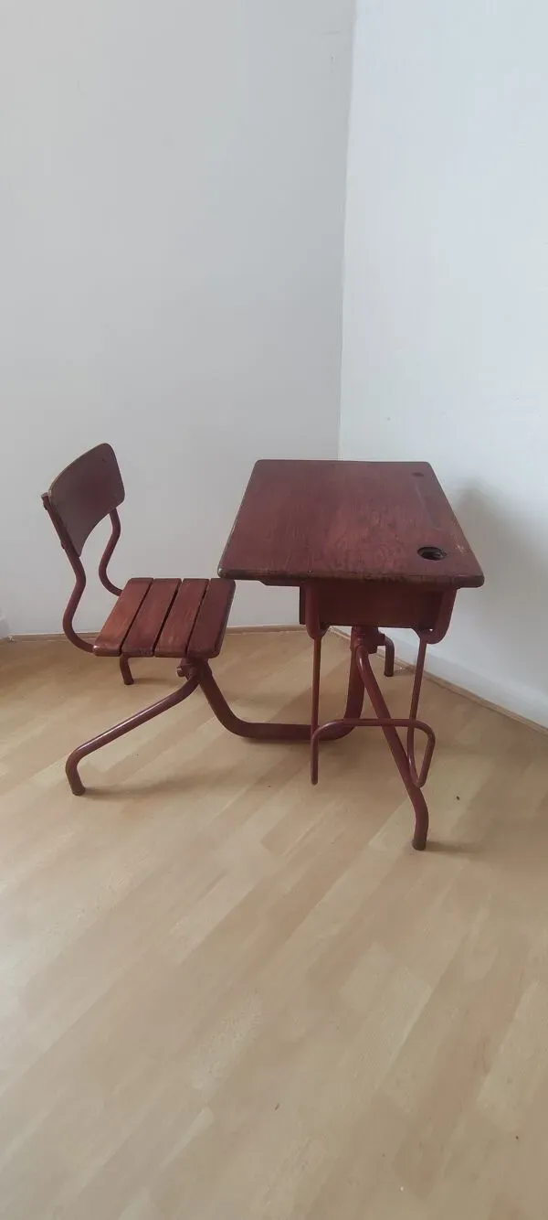 Illustration numéro 2 du produit Bureau d'école vintage en bois