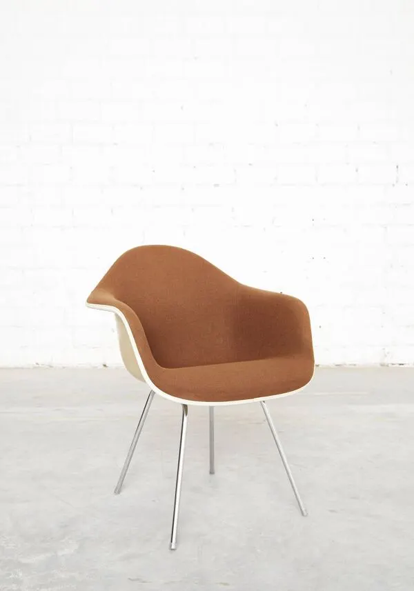 Illustration numéro 2 du produit Chaise en fibre de verre Dax Off-White par Charles et Ray Eames pour Vitra