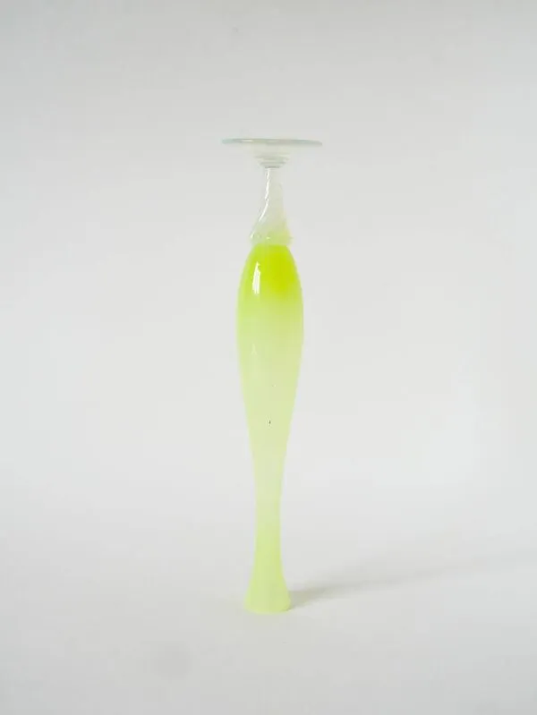 Illustration numéro 2 du produit Vase en opaline allongé, jaune et pieds blanc, 1960