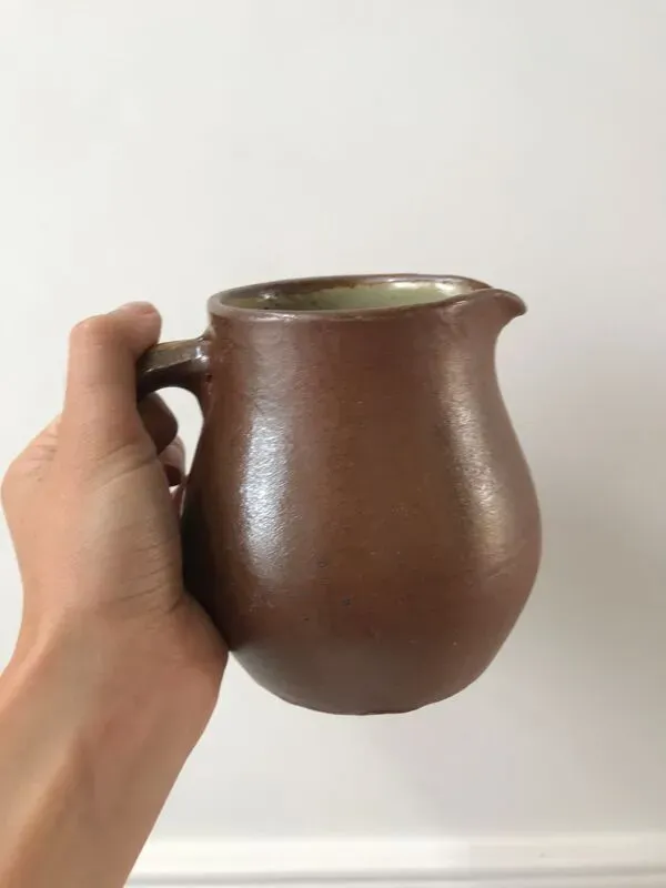 Illustration numéro 2 du produit Pot à lait en grès fabrication artisanale signé années 70