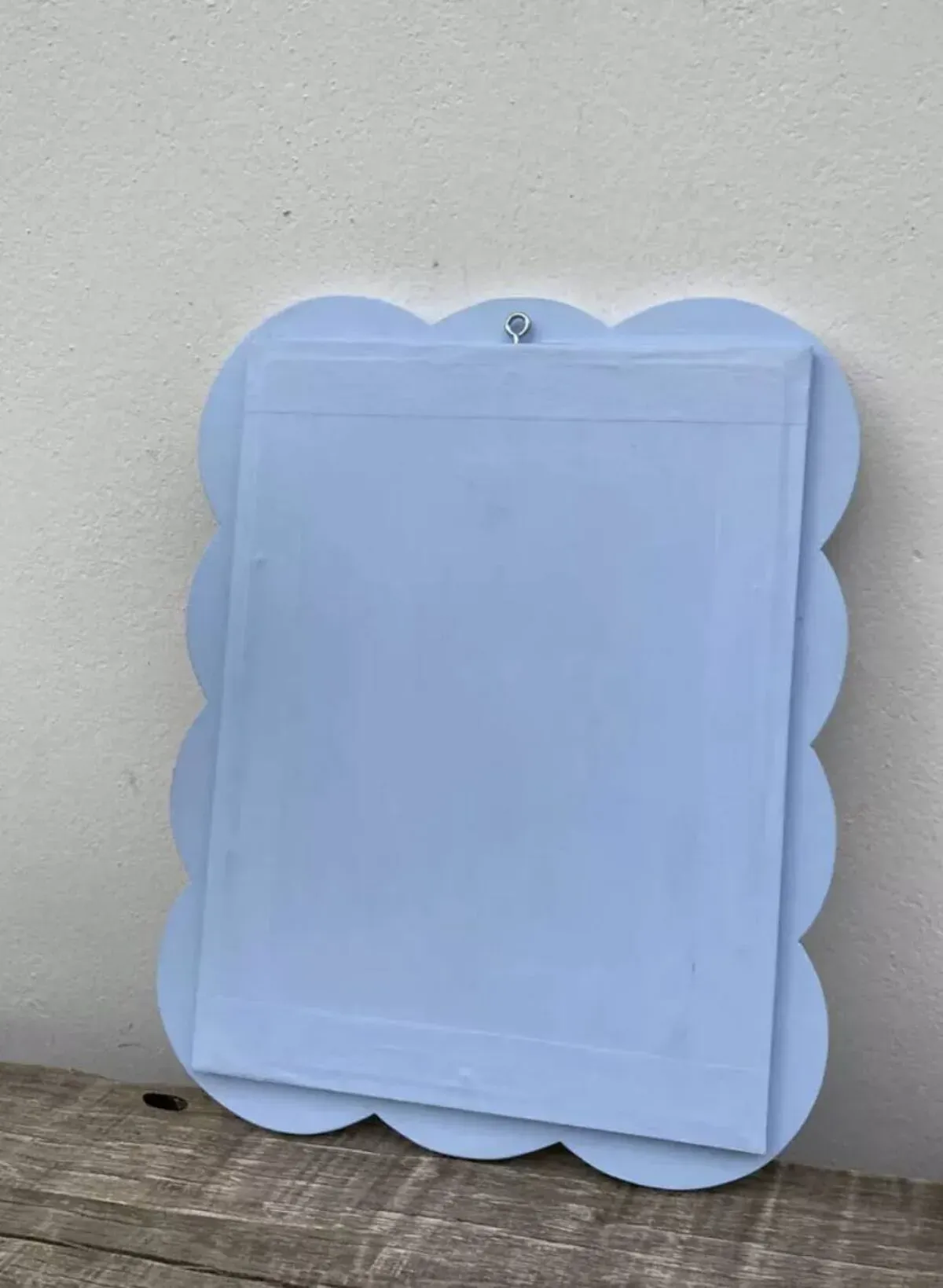 Illustration numéro 2 du produit Miroir nuage en bois ondulé