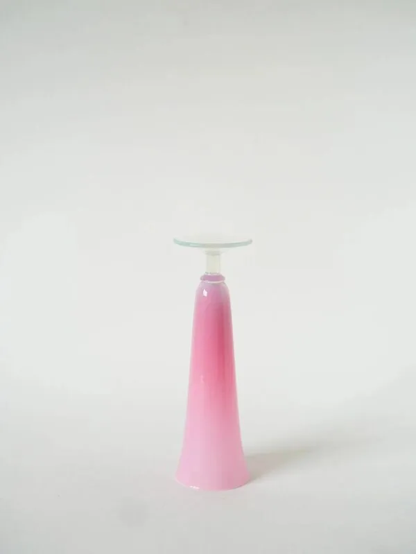 Illustration numéro 2 du produit Petit vase en opaline, rose bonbon et pieds opalescent, 1960
