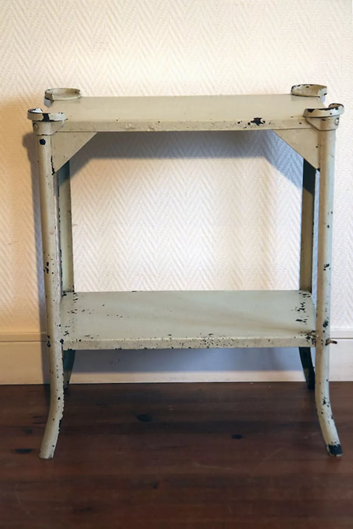 Illustration numéro 2 du produit Table d'appoint industrielle