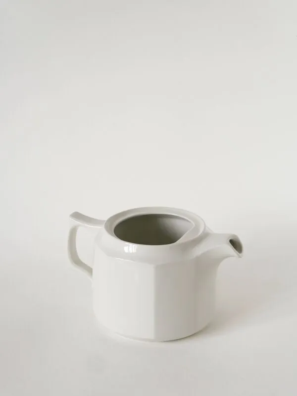 Illustration numéro 2 du produit Théière en céramique facettée blanche, 1950