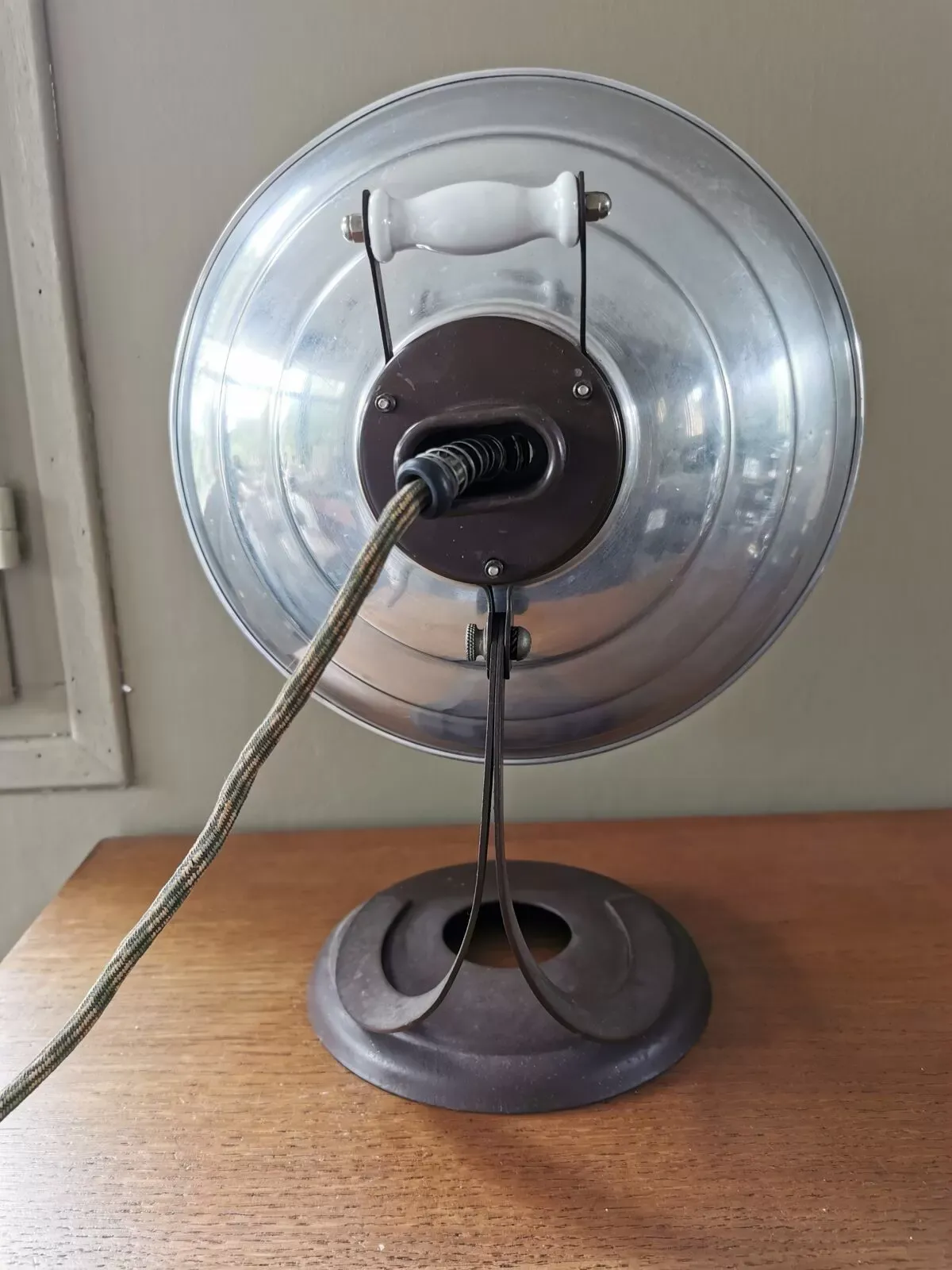 Illustration numéro 2 du produit Lampe à poser ancien style industriel