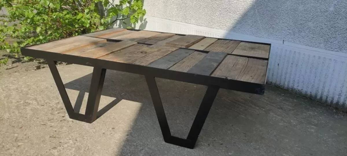 Illustration numéro 2 du produit Table basse bois et métal de style industriel