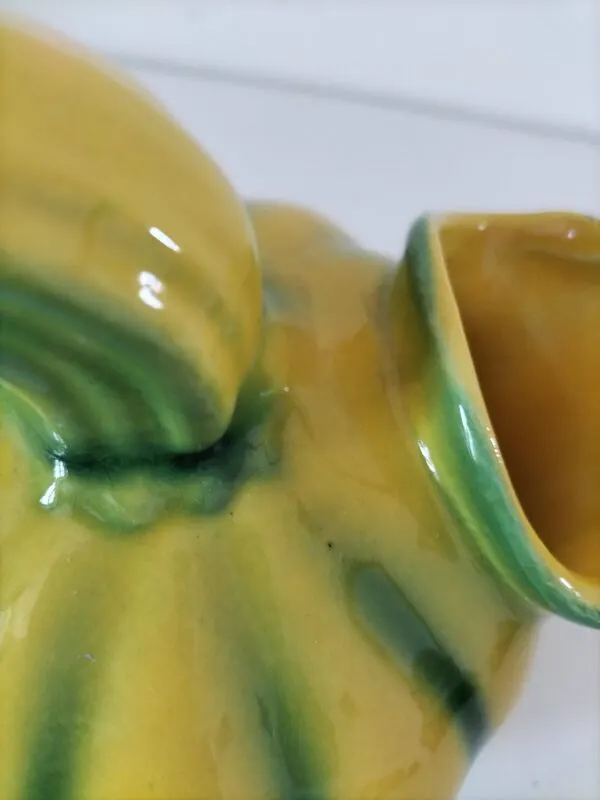 Illustration numéro 2 du produit Pichet melon en barbotine jaune et vert