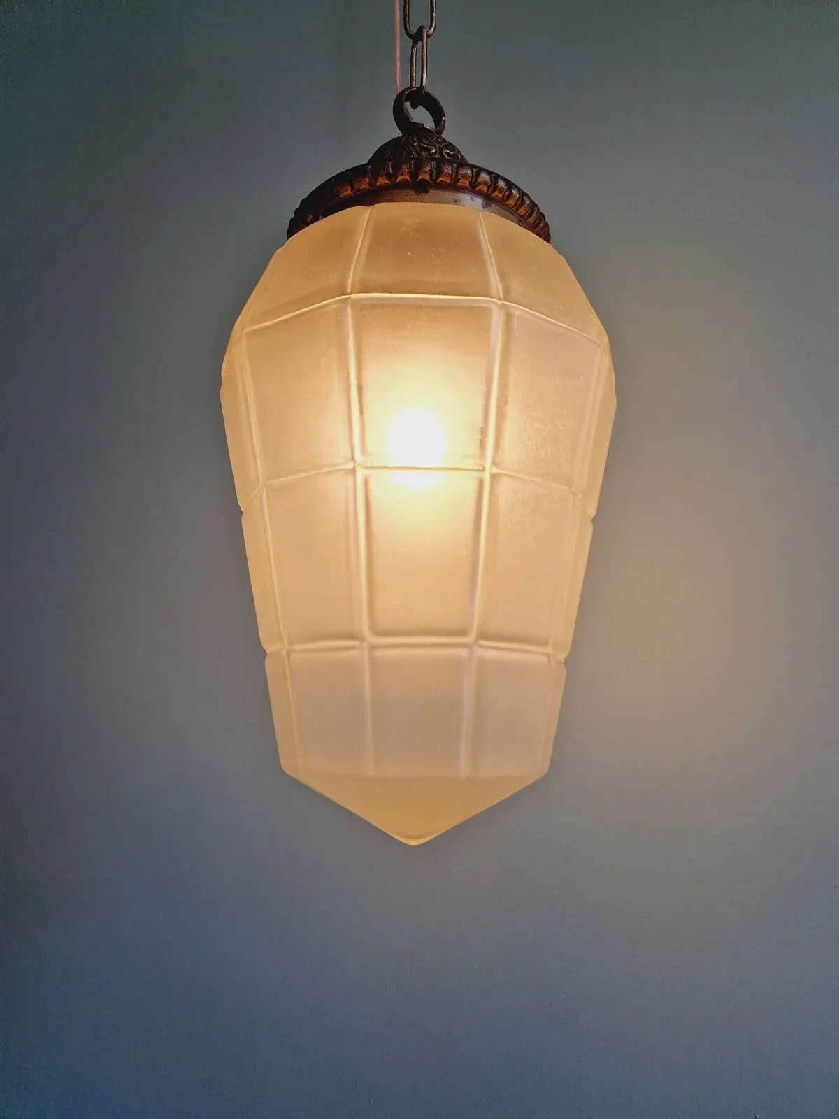 Illustration numéro 2 du produit Suspension Art Déco en verre satiné à facettes, années 1920