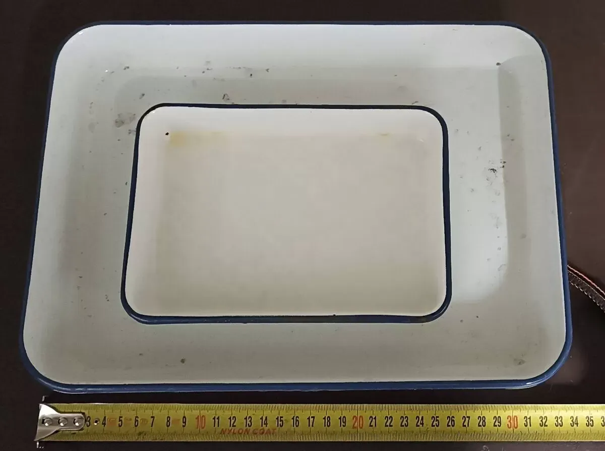 Illustration numéro 2 du produit Lot de deux plateaux émaillés de laboratoire/dentiste/médecin