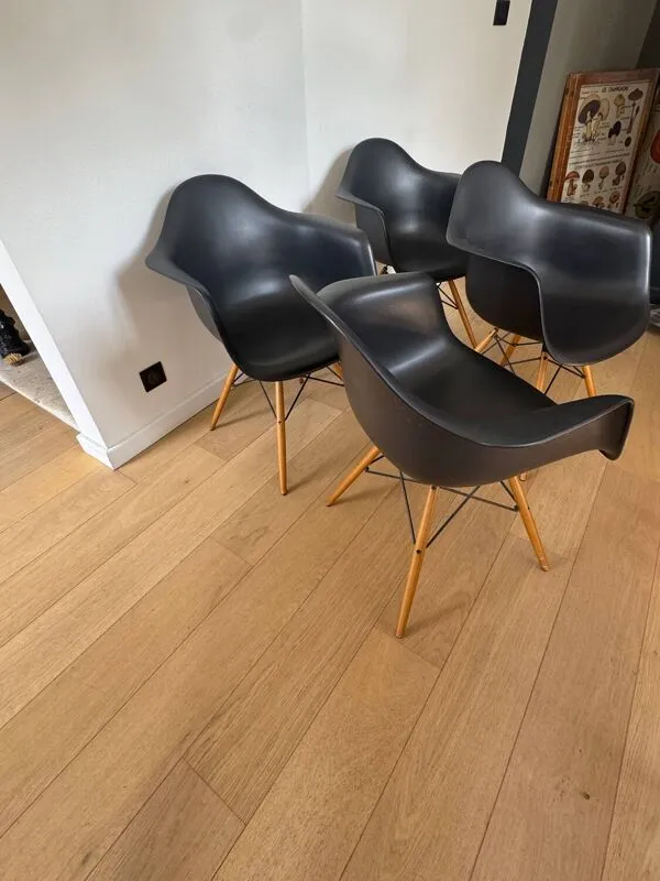 Illustration numéro 2 du produit Fauteuils Eames plastic armchair