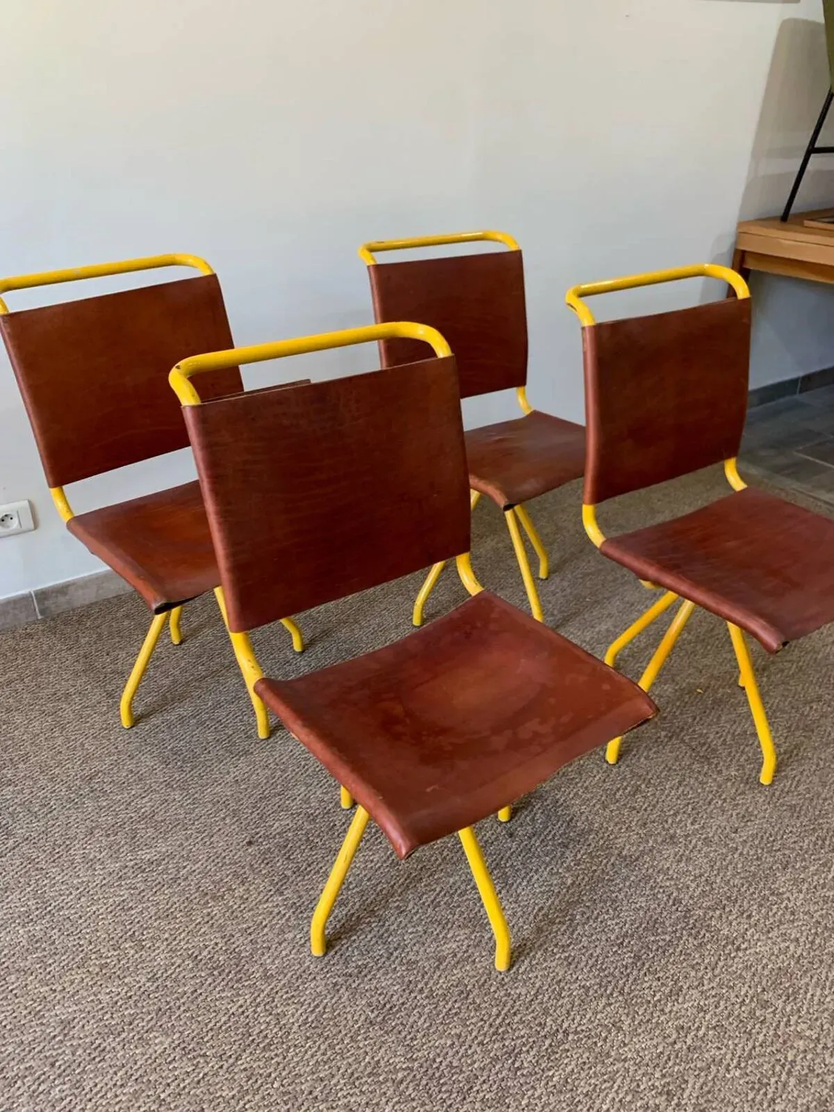 Illustration numéro 2 du produit Lot de 4 chaises cuir vintage