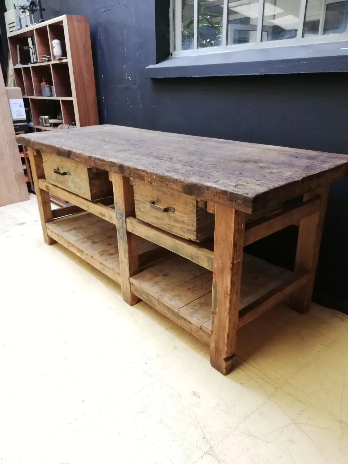 Illustration numéro 2 du produit Ancien établi vintage de menuisier en bois, déco industrielle