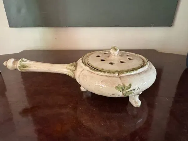 Illustration numéro 2 du produit Vase, pique-fleurs ancien en céramique