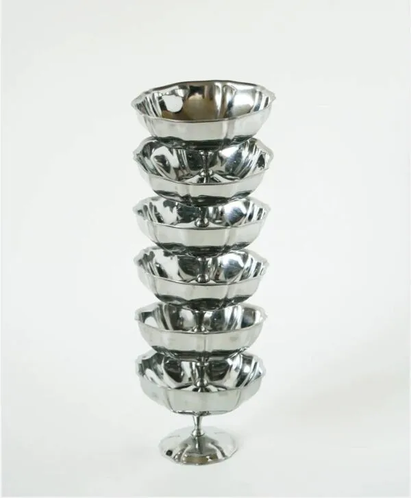 Illustration numéro 2 du produit Lot de 6 coupes à glace en inox mi-hautes, pieds fins travaillés, Design, 1
