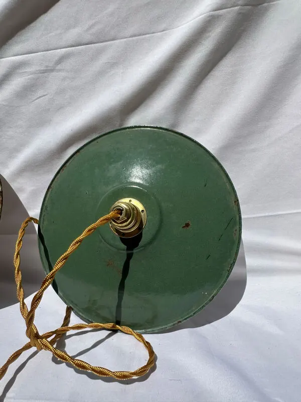 Illustration numéro 2 du produit Paire de suspension ancienne en tôle émaillée verte et blanche