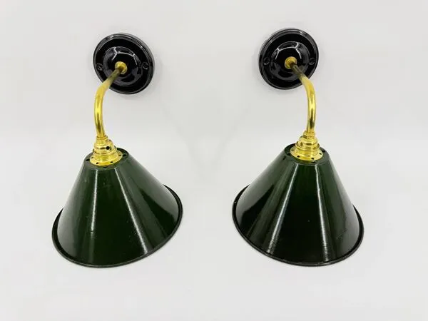 Illustration numéro 2 du produit Appliques en tôle émaillée