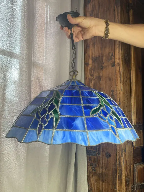Illustration numéro 2 du produit Grande suspension  en verre vitrail style Tiffany