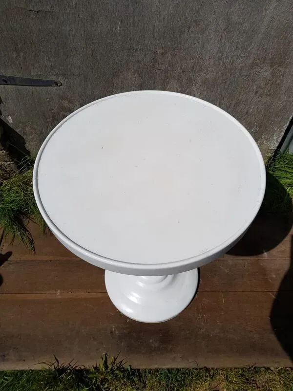 Illustration numéro 2 du produit 4 chaises tolix T2 en métal rouge et noir et table bistrot blanche vintage