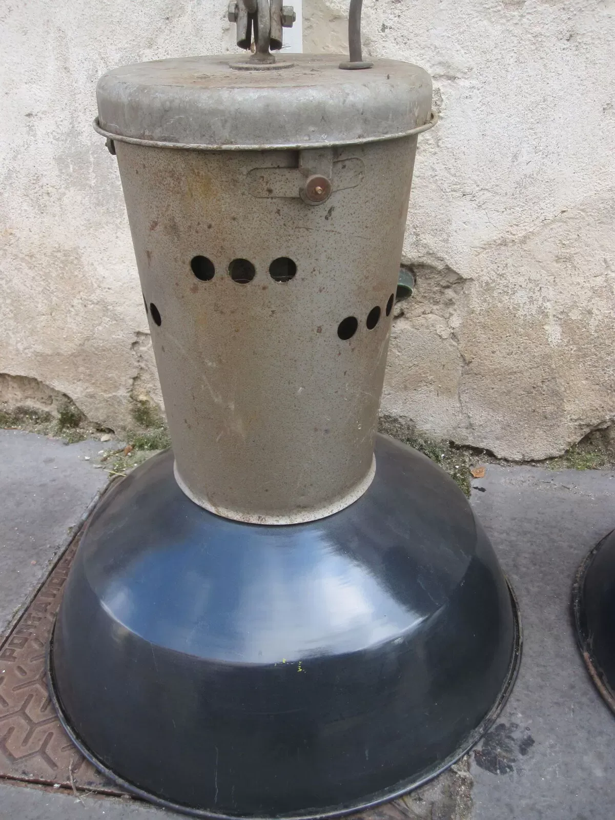 Illustration numéro 2 du produit Paire de lampe d'usine industrielle