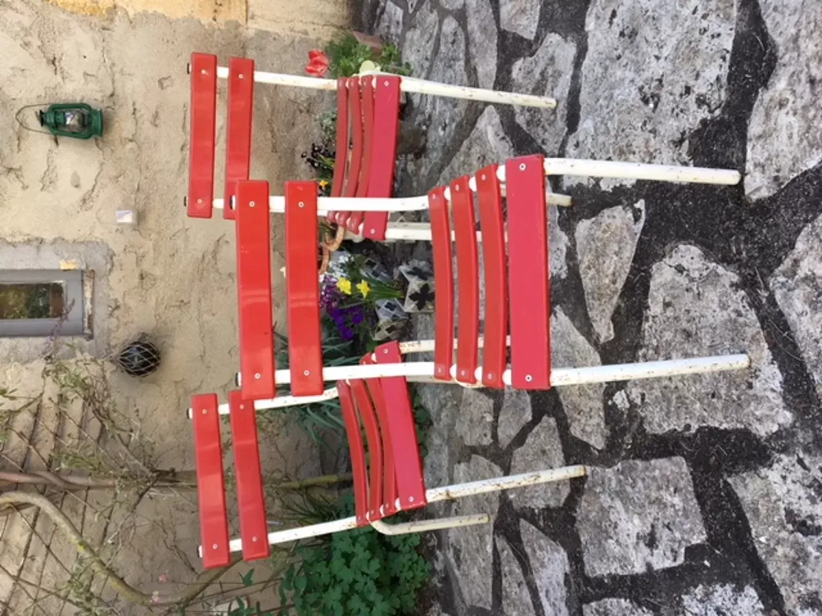 Illustration numéro 2 du produit Série de trous chaises de bistrot en tôle