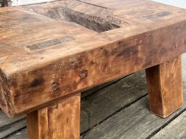 Illustration numéro 2 du produit Table basse brutaliste de métier en bois massif