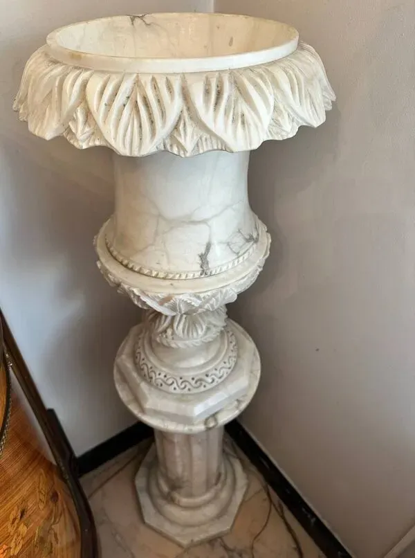 Illustration numéro 2 du produit Colonne avec vasque en marbre blanc sculpté