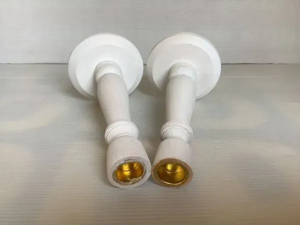 Illustration numéro 2 du produit Paire de bougeoirs en bois peint