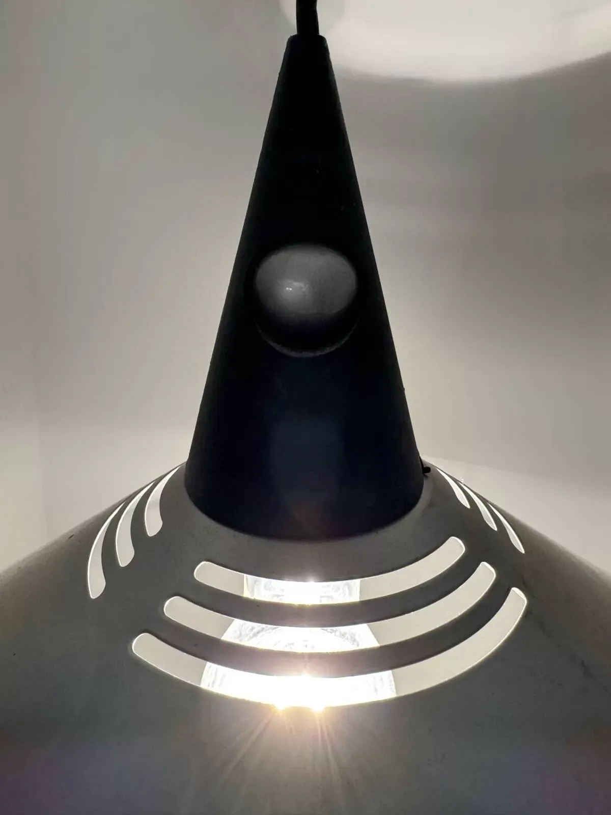 Illustration numéro 2 du produit Suspension style Memphis, années 80