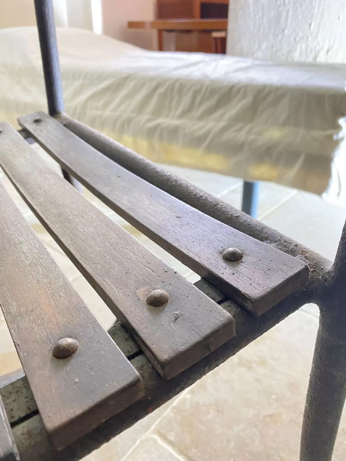 Illustration numéro 2 du produit table en chêne et de 5 chaises en bois