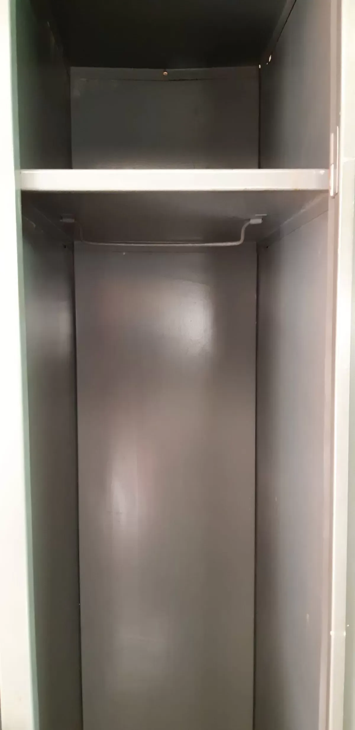 Illustration numéro 2 du produit Vestiaire métal