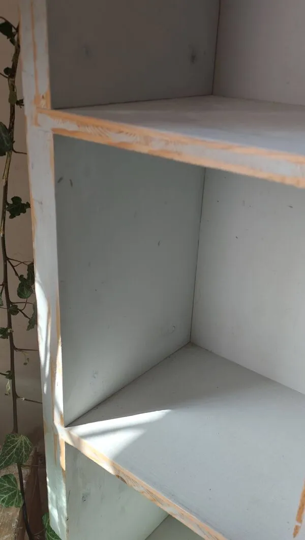 Illustration numéro 2 du produit Ancien meuble à casiers sapin