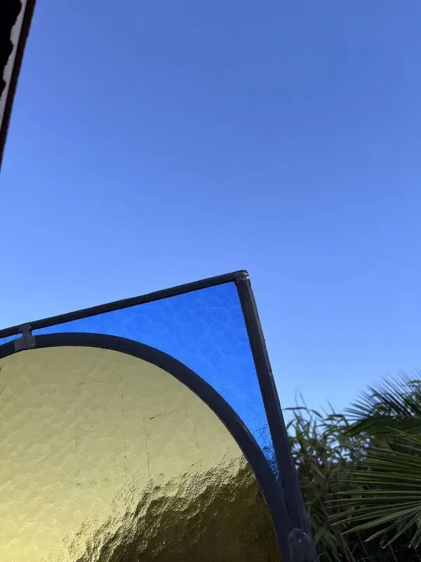 Illustration numéro 2 du produit Paire de vitraux anciens bleu et jaune