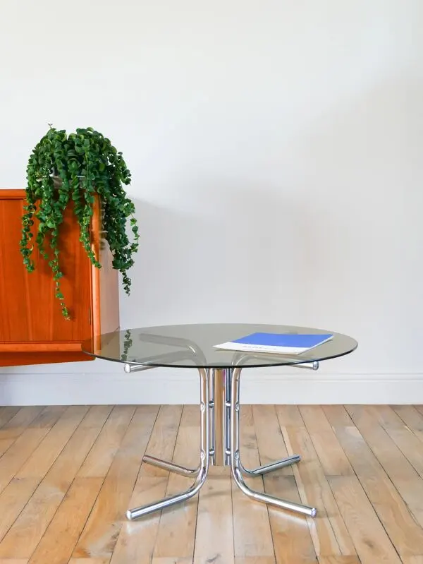 Illustration numéro 2 du produit Table basse ronde en verre fumé et chrome, piètement étoile, design, 1970