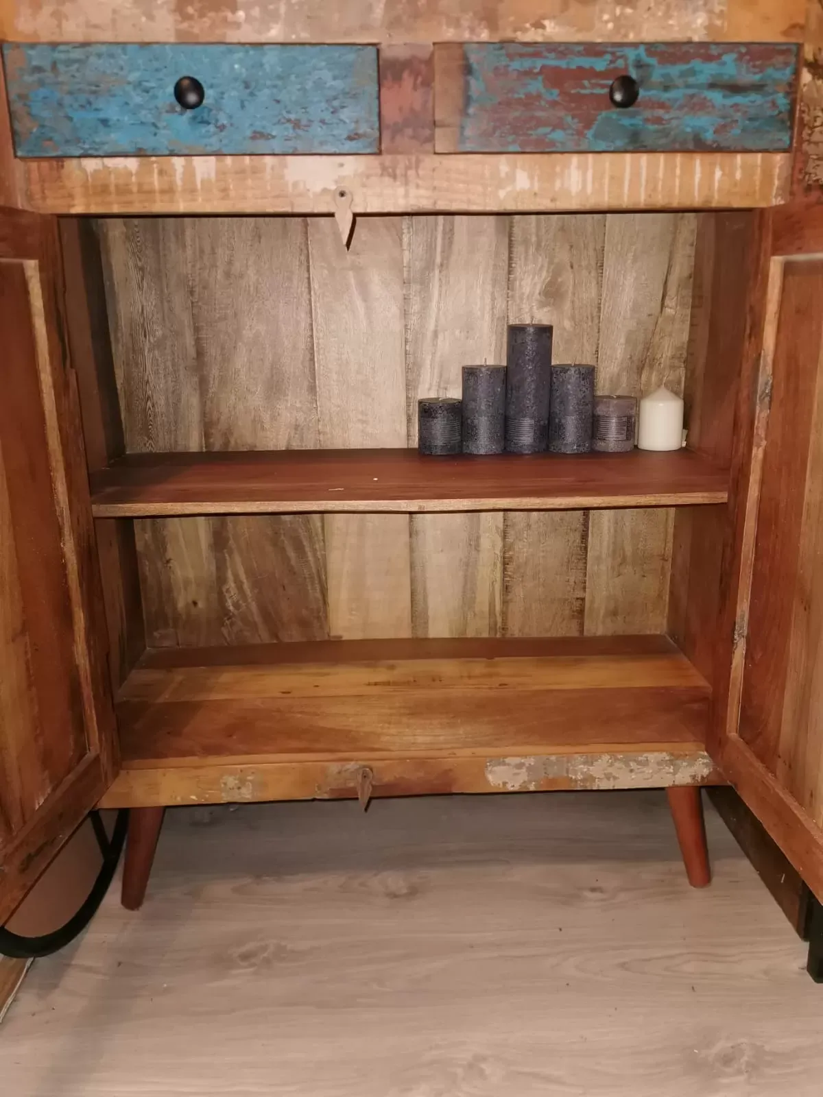 Illustration numéro 2 du produit Vaisselier indus scandus en bois exotiques massifs recyclés et poignées fonte