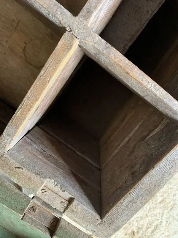 Illustration numéro 2 du produit Petit coffre indien, avec deux niveaux et plusieurs compartiments, pièce unique